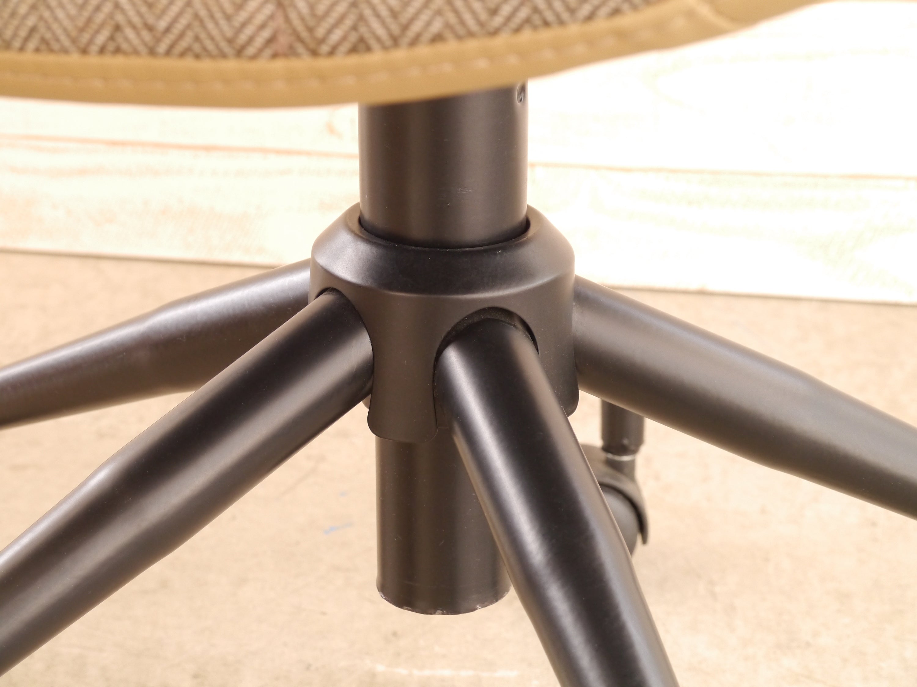 オフィスチェア 椅子 幅570mm×奥行570mm×高さ710~790mm