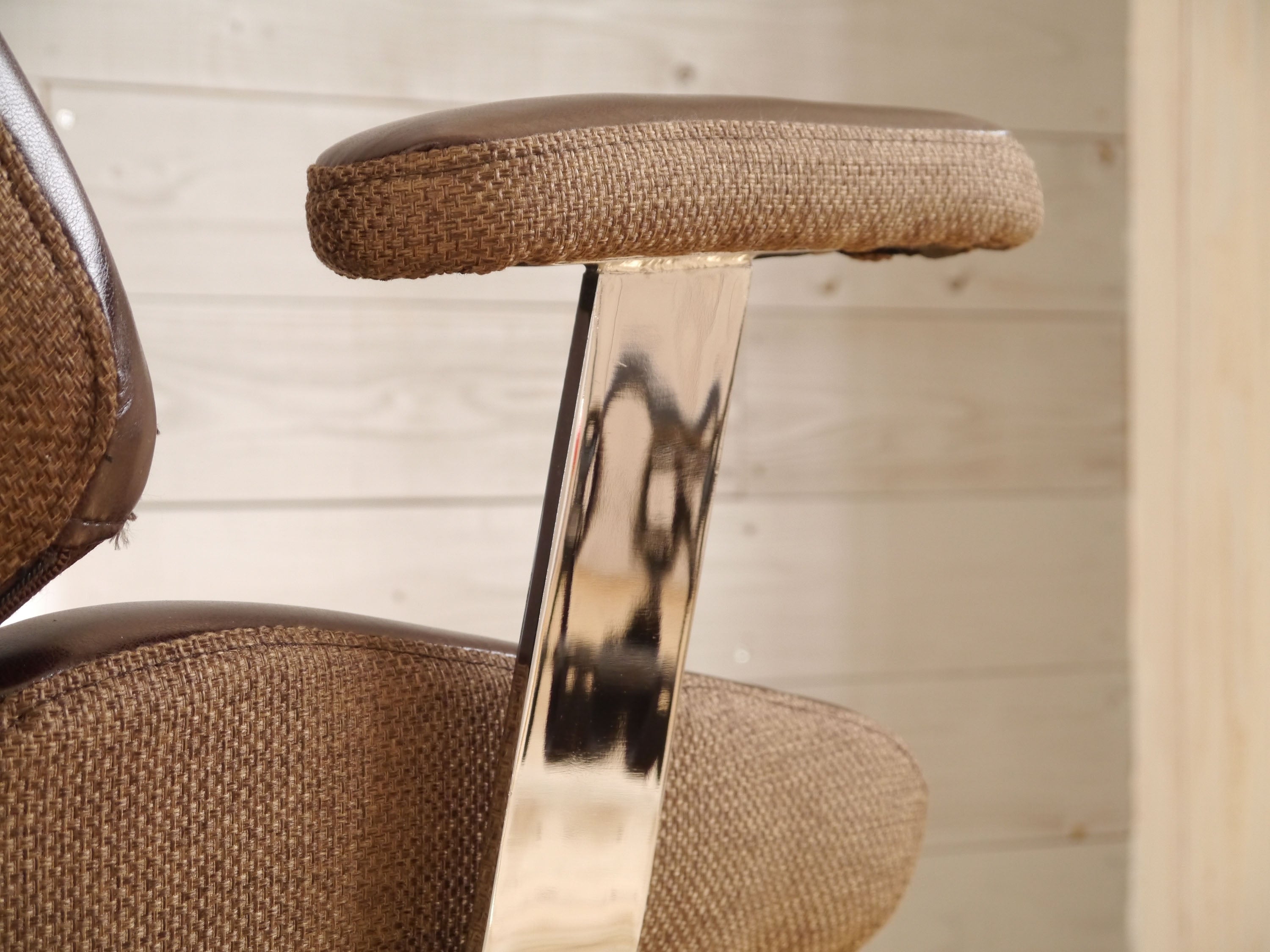 オフィスチェア 幅670mm×奥行670mm×高さ1040~1120mm×座面高390~470mm - 【公式】allecore(アレコレ) 家具インテリア・生活雑貨のオンライン通販