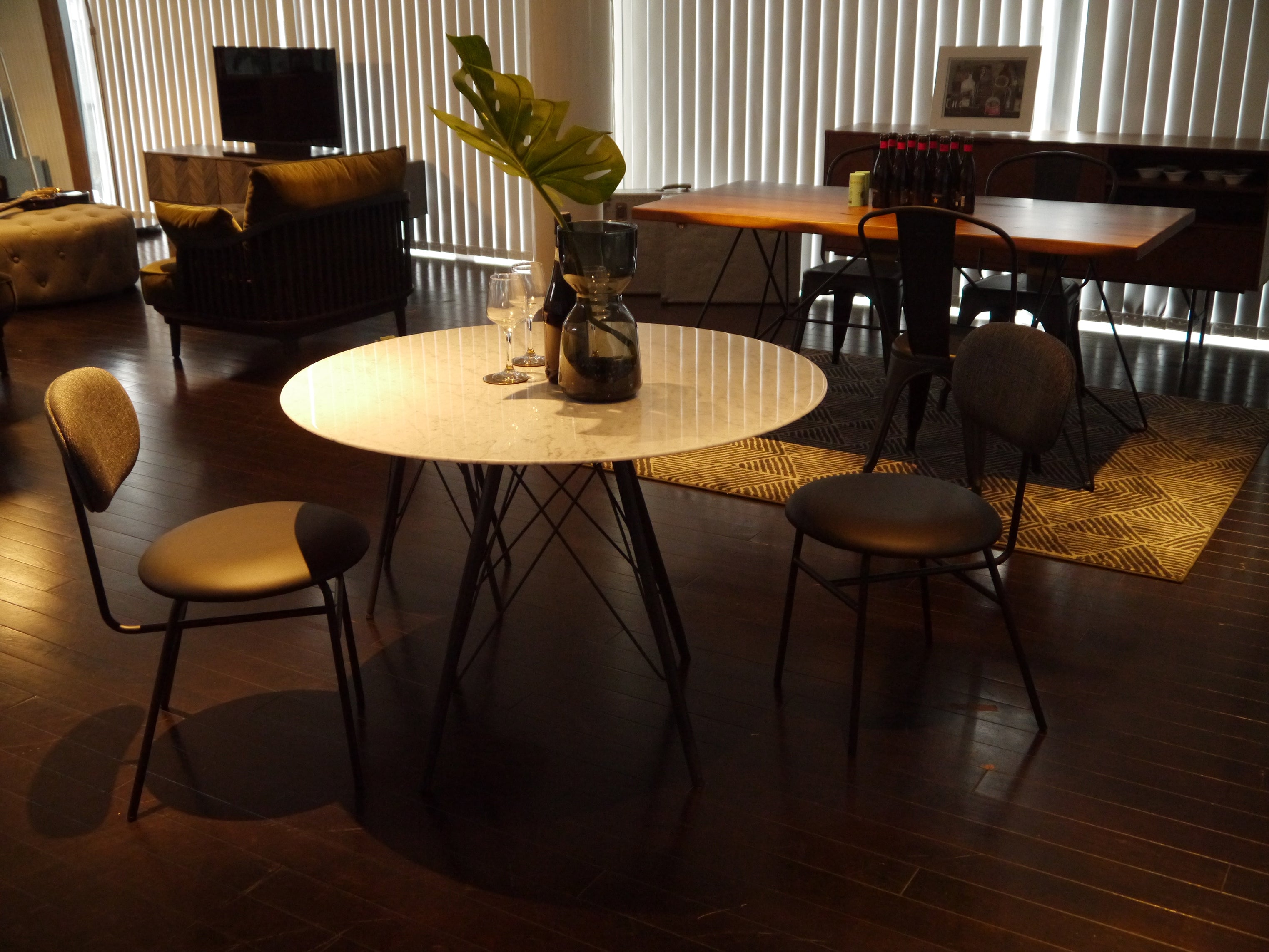 ダイニングテーブル 幅1005mm×奥行1005mm×高さ720mm