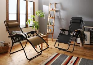 【新商品】屋内外で使える 無段階リクライニング折りたたみ式リラックスチェア Scilla シラー 木調肘かけ 送料無料